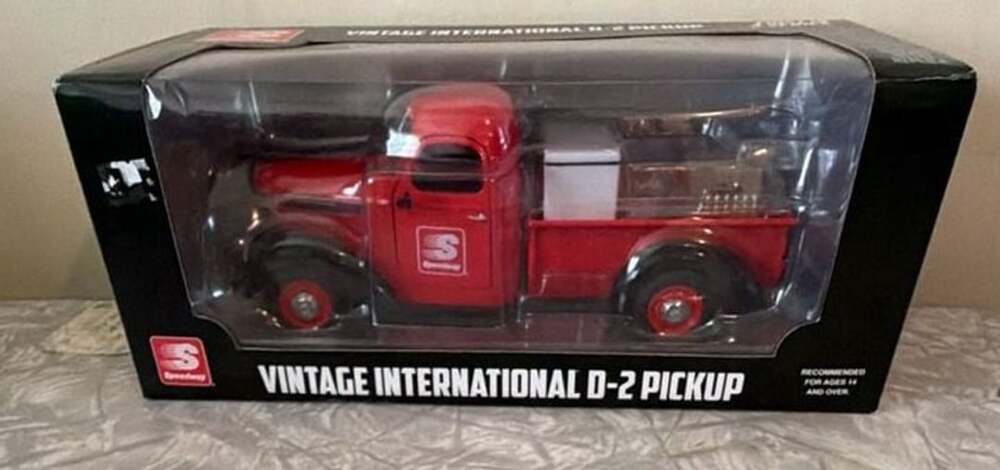 Speedway Vintage International D-2 Pickup 1:25 Scale Diecast Replica